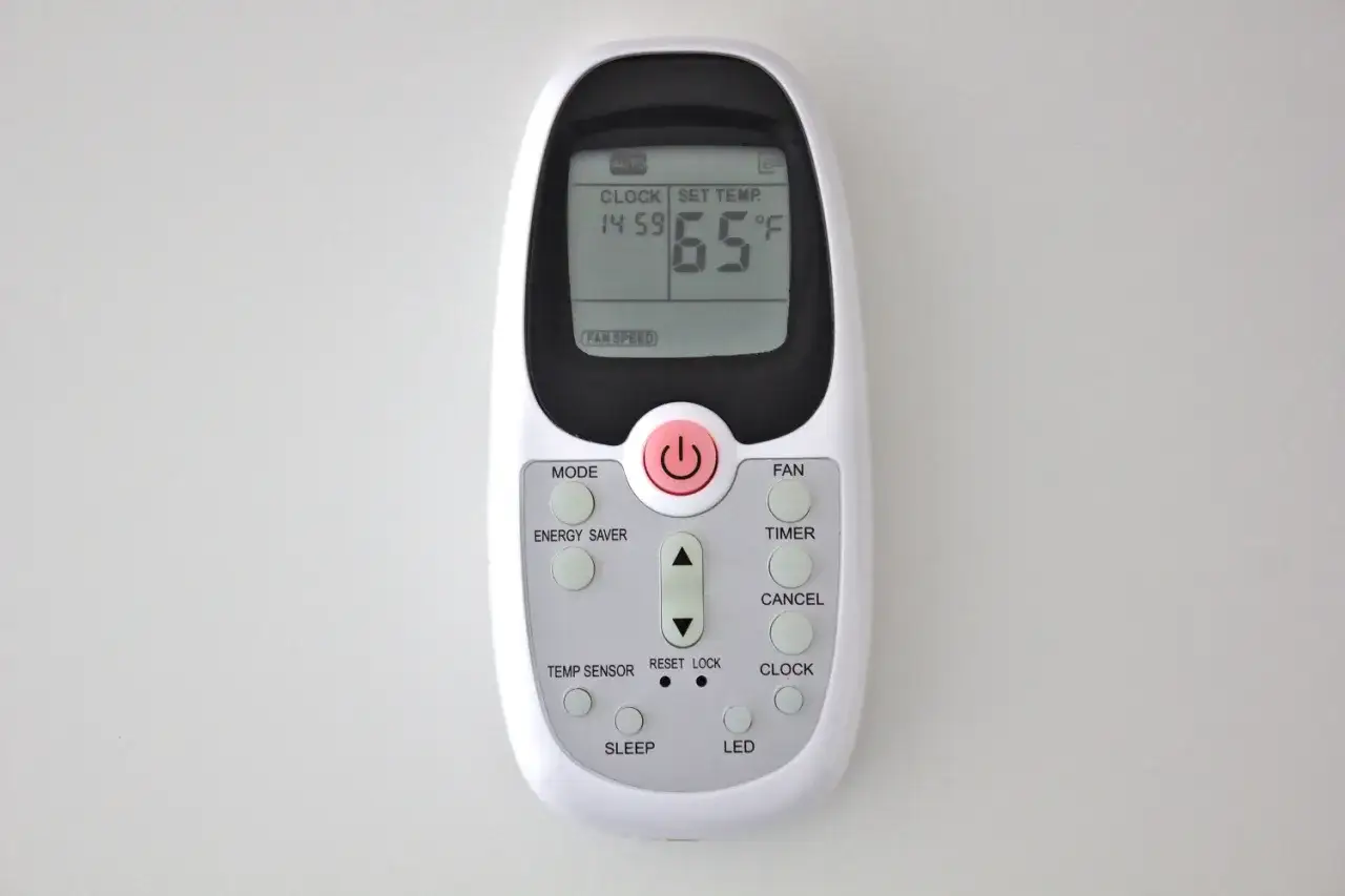 Telecomando per condizionatore, con display che mostra 65&deg;F. Il significato di 